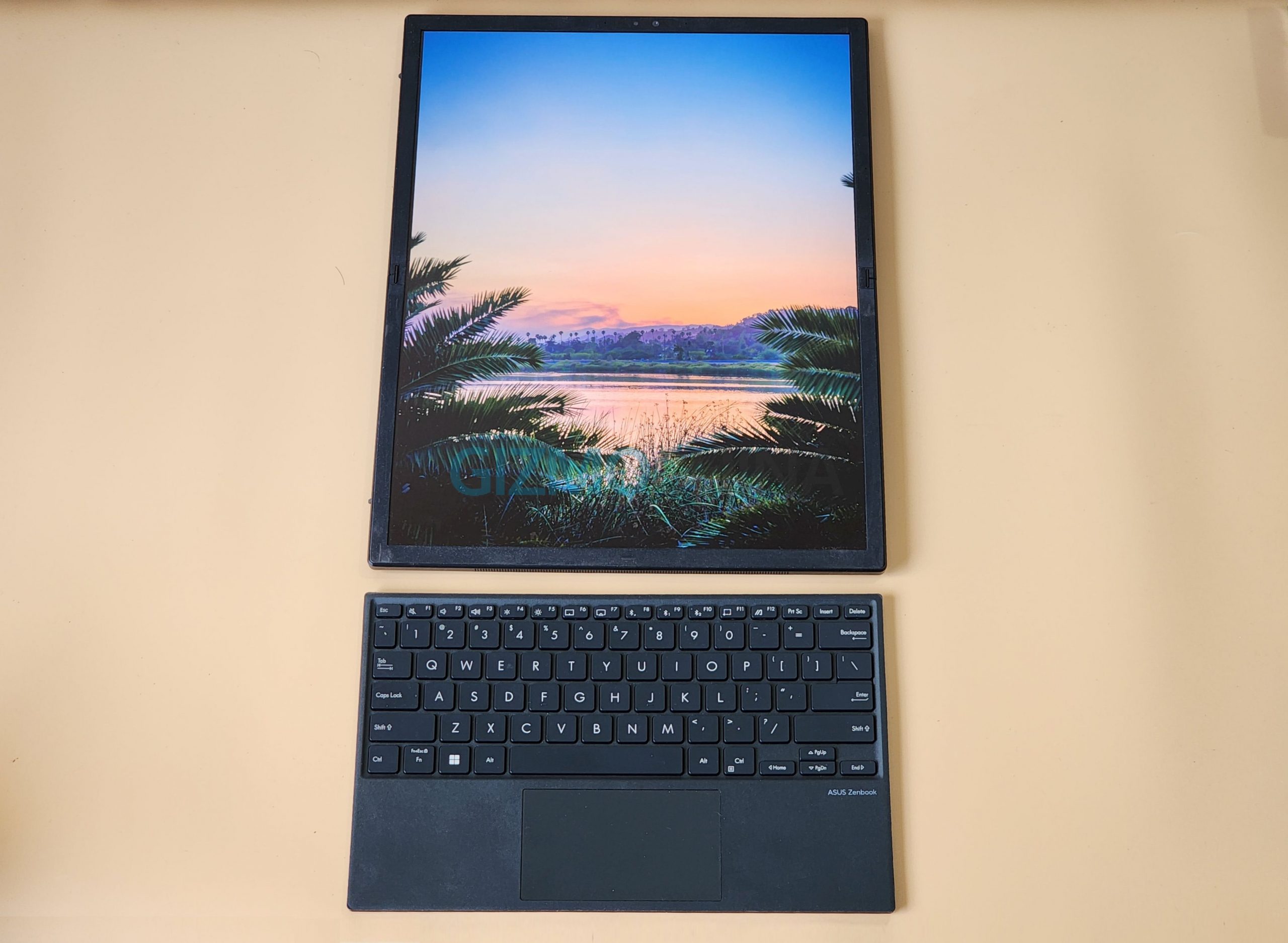 Asus Zenbook 17 Fold OLEDz