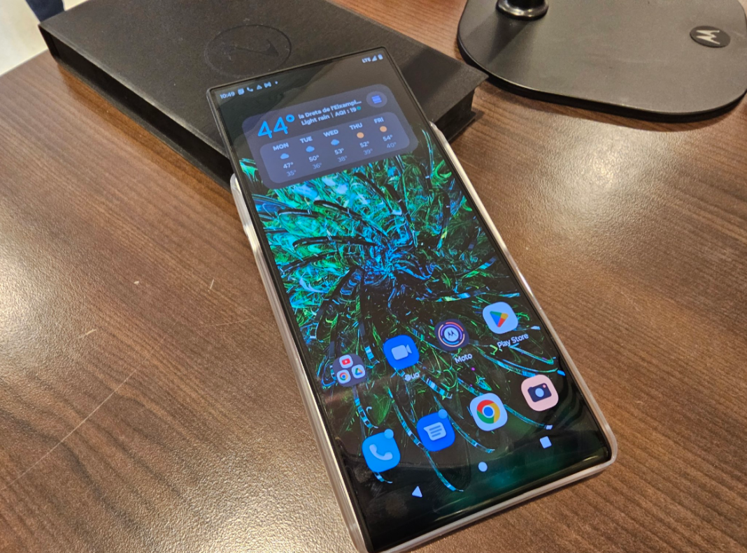 Motorola Rizr Rollable Concept Smartphone Showcased at MWC 2023 ...