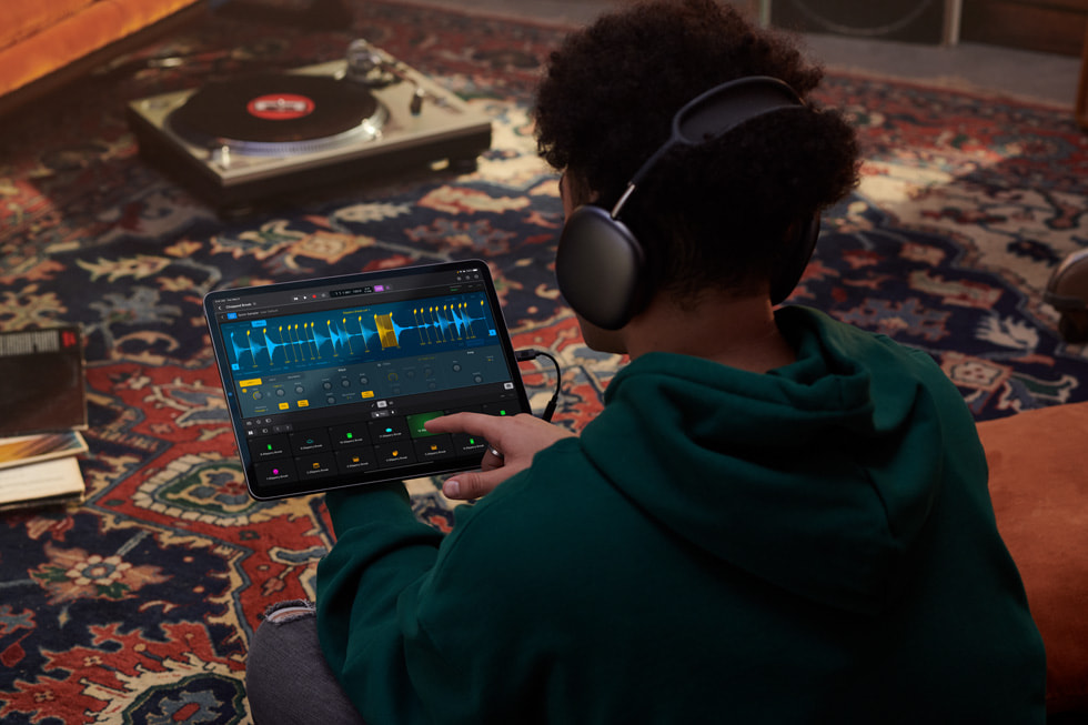 Apple-iPad-Logic-Pro-lifestyle