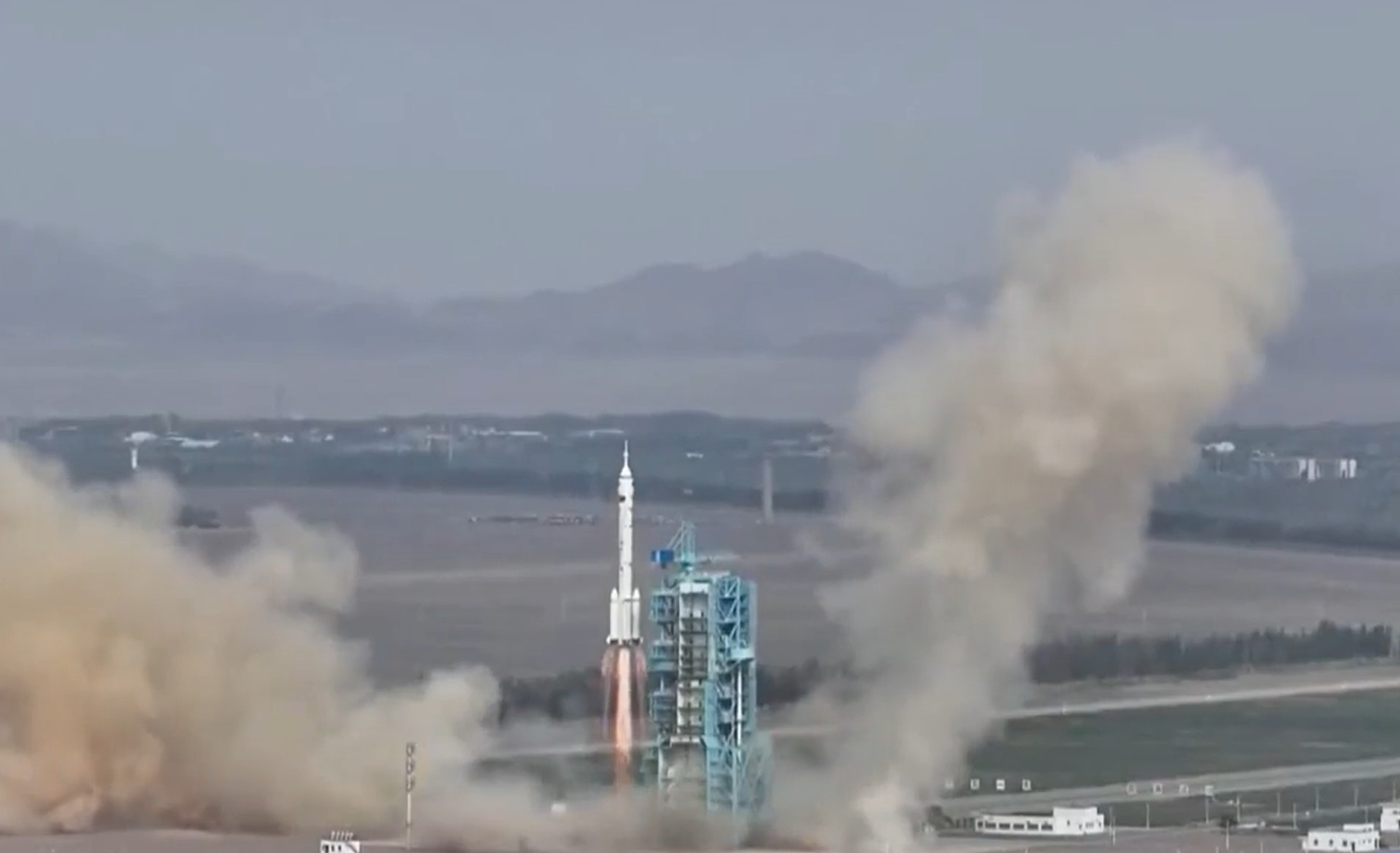 China's Latest Space Launch Includes First Civilian Astronaut - Gizmochina