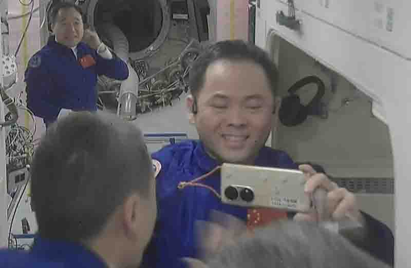 Huawei P50 Pro lên vũ trụ