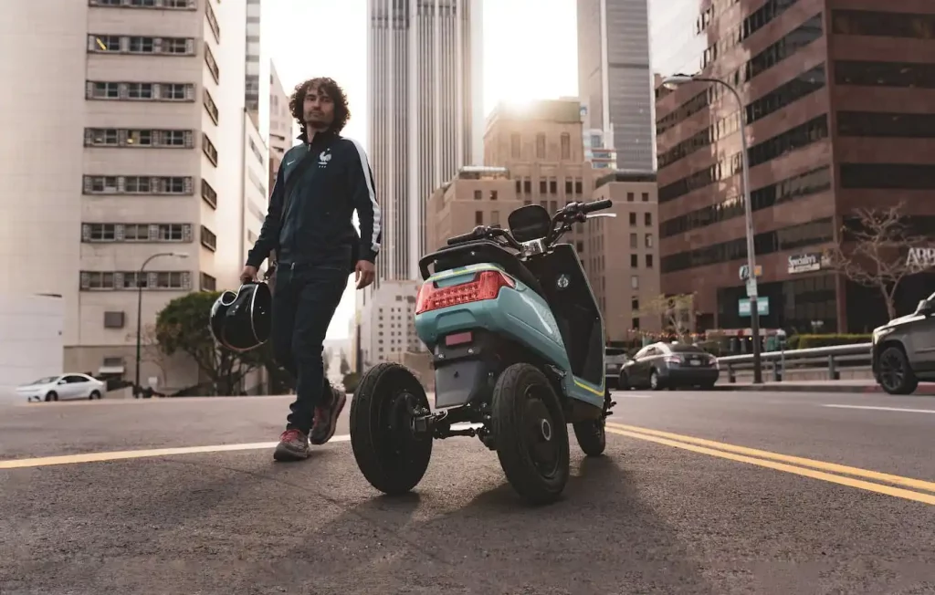 X-OTO 3-wheeled electric motorcycle