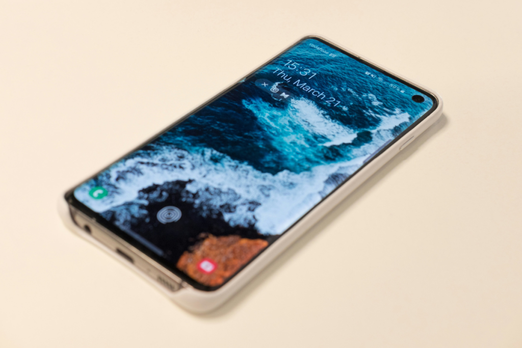 How to access voicemail on Samsung