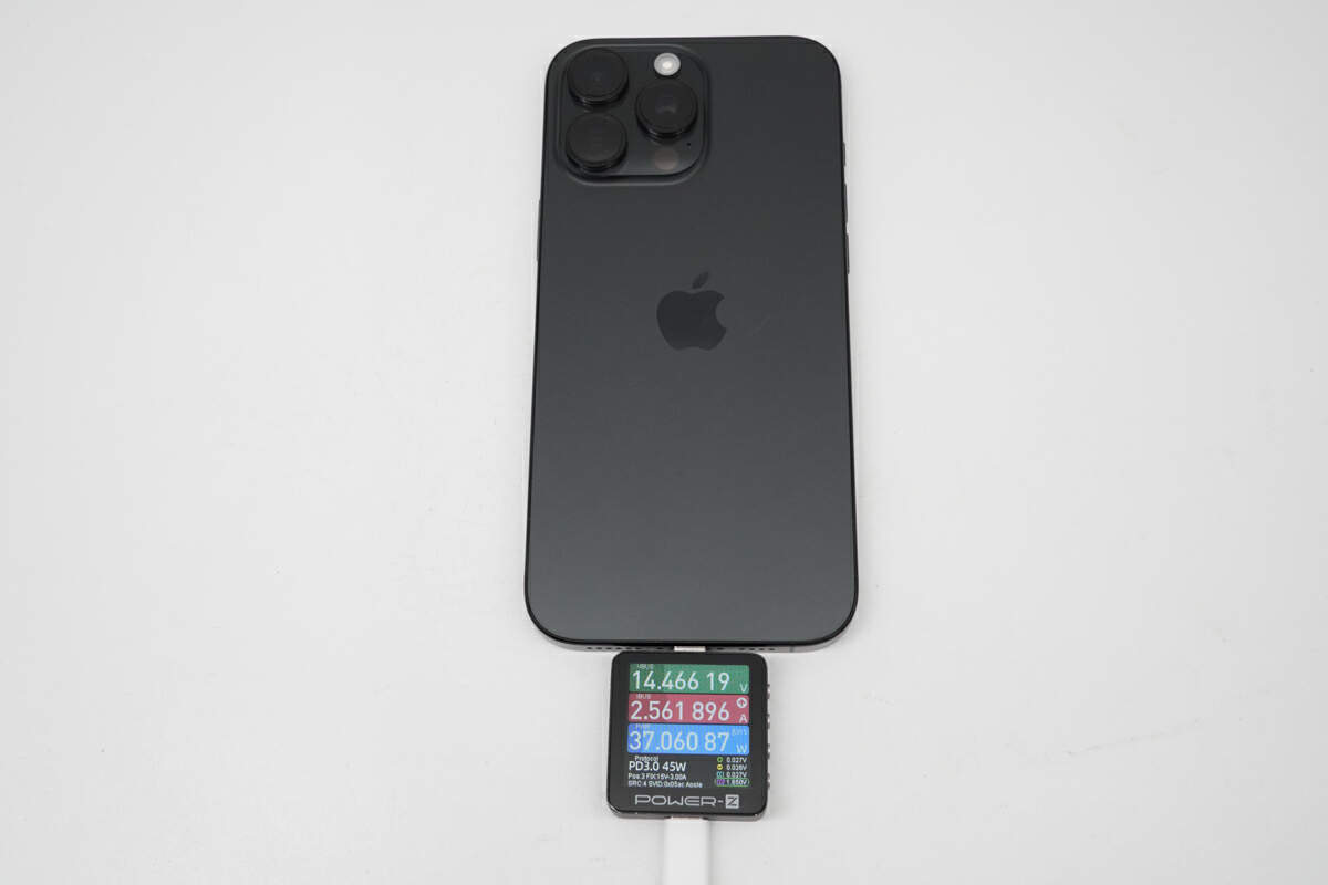 Tes pengisian daya iPhone 16 Pro Max dengan kabel asli Apple