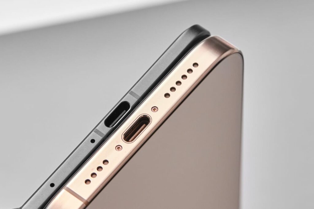 Oppo Find N5 vs iPhone 16 Pro thickness