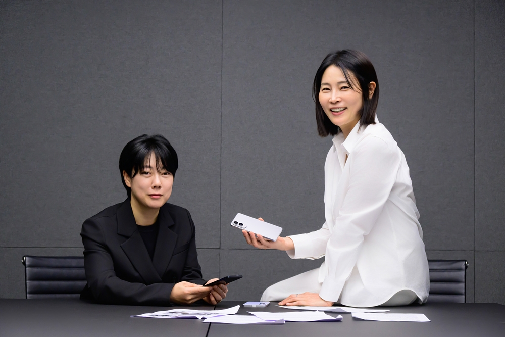 Jiyoung-Lee-and-Hyoungshin-Park-Vice-Presidents-from-the-Design-Team-Mobile-eXperience-MX-Business-at-Samsung-Electronics.jpg