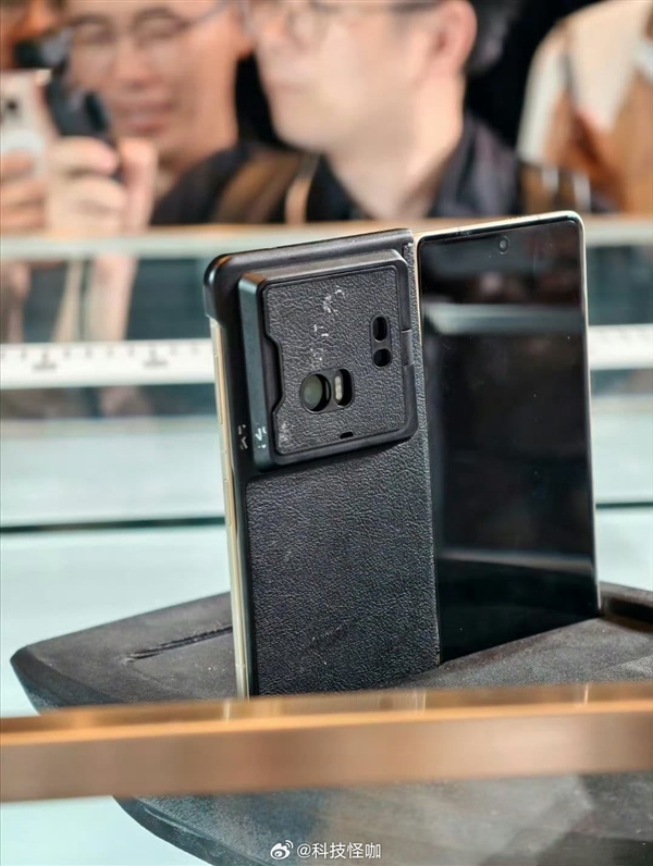 Honor Magic V5 showcased in a confidentiality case