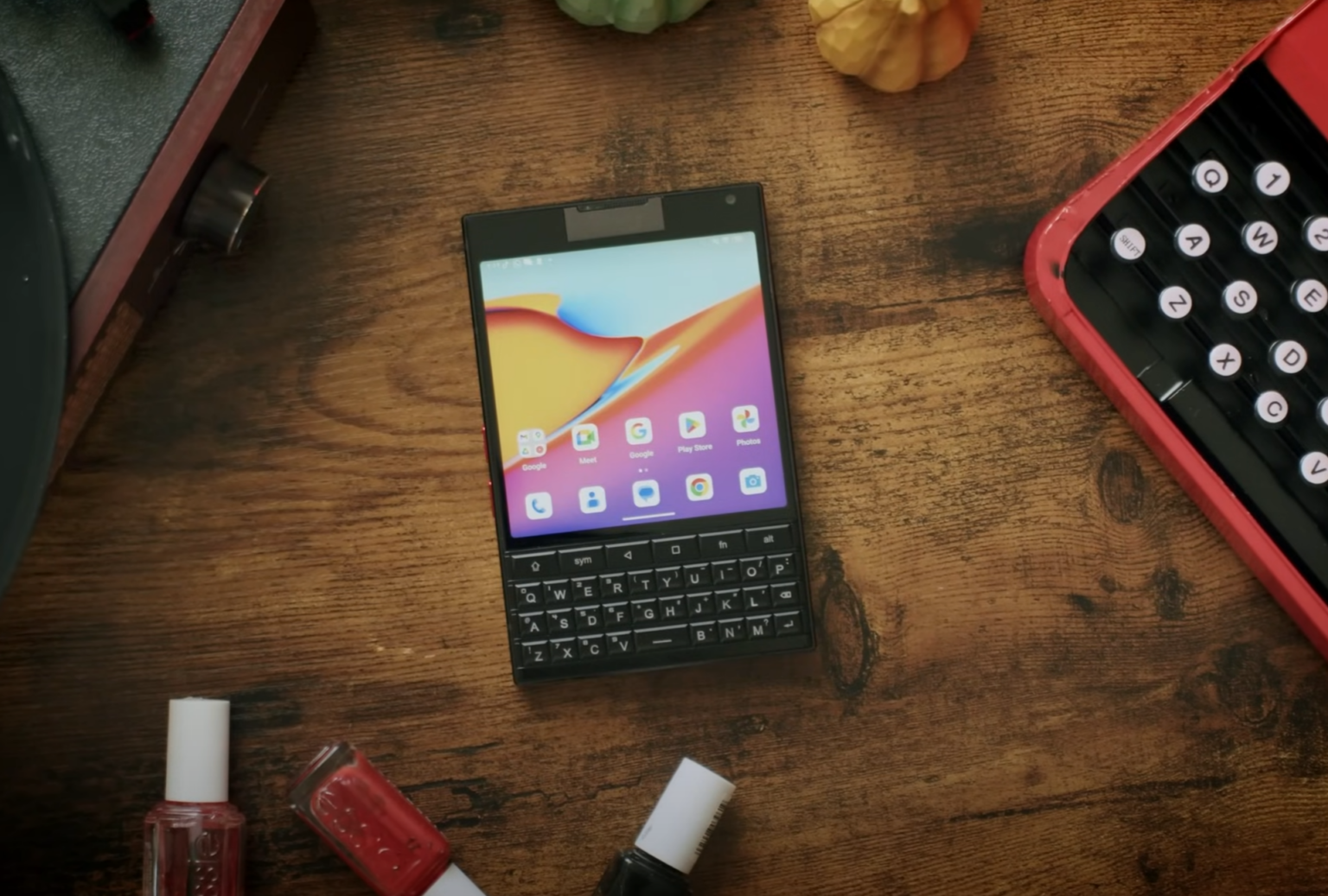 Unihertz Titan 2 launched with physical QWERTY keyboard, dual displays ...