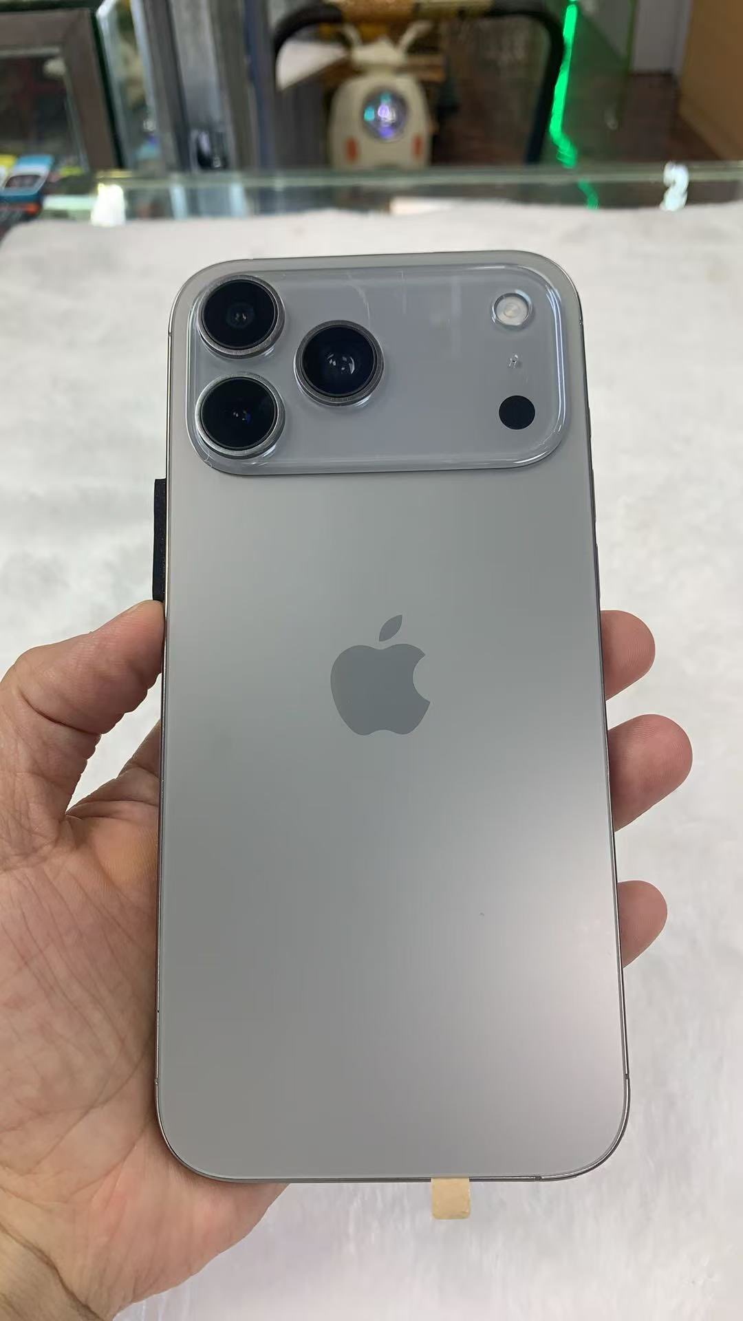 iPhone 17 Pro palsu muncul ke publik