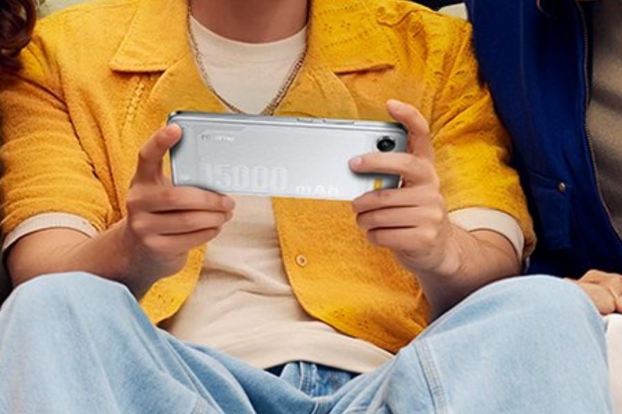 Smartphone conceito da Realme com bateria de 15.000mAh mostrando seu design fino e a inscrição '15000mAh' na parte traseira