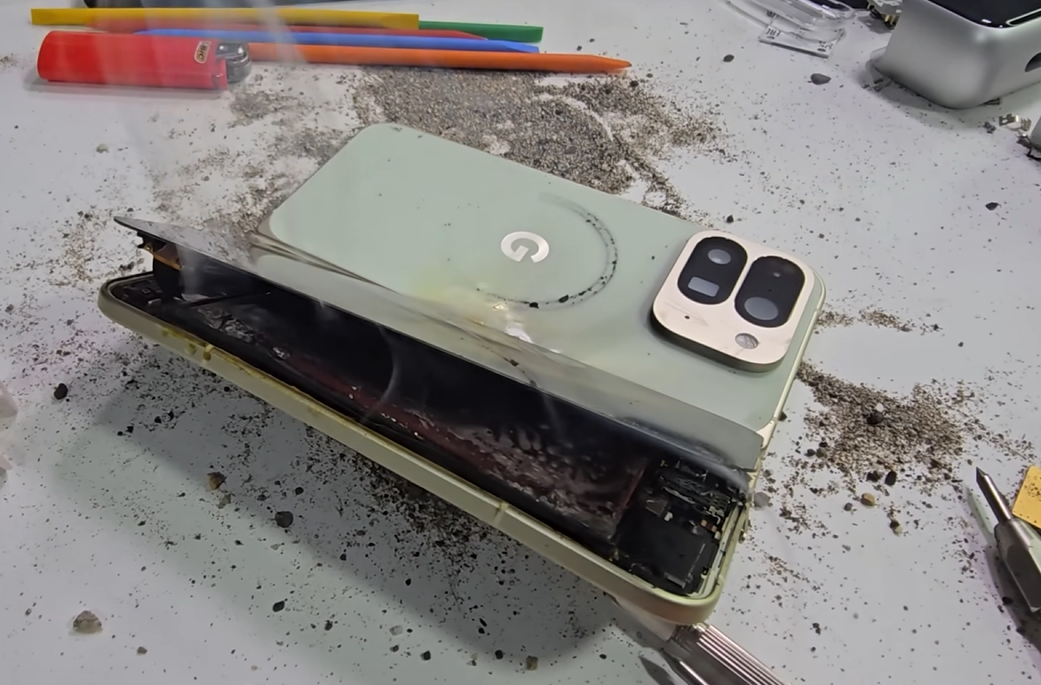 Google Pixel 10 Pro Fold nyaris meledak saat pengujian daya tahan
