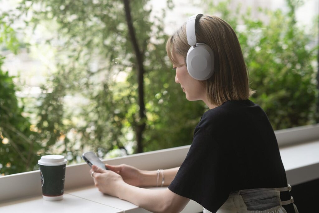 Final UX1000 hybrid ANC headphones