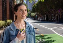 This Tiny Wearable AI Camera Records Your Day and Makes Vlogs Looki L1 wearable AI camera