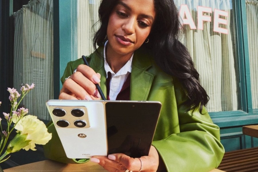 Moto-Razr-Fold-with-stylus-input-leak