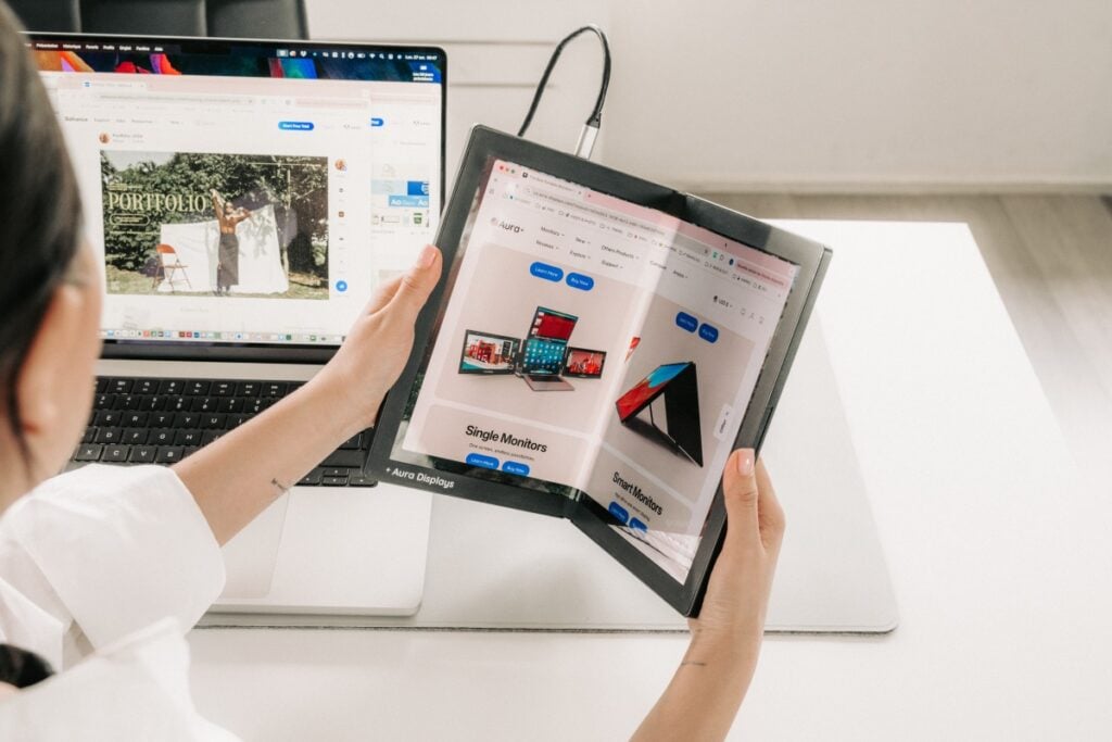 Aura Displays foldable portable monitor