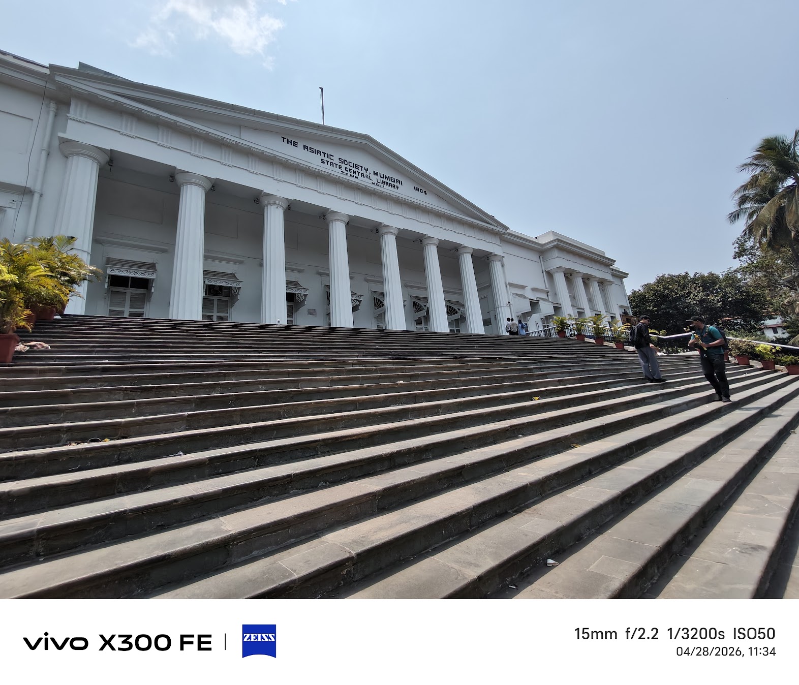 Vivo X300 FE ultra-wide