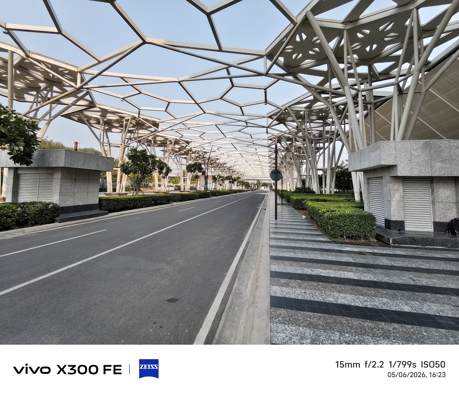 Vivo X300 FE ultra-wide