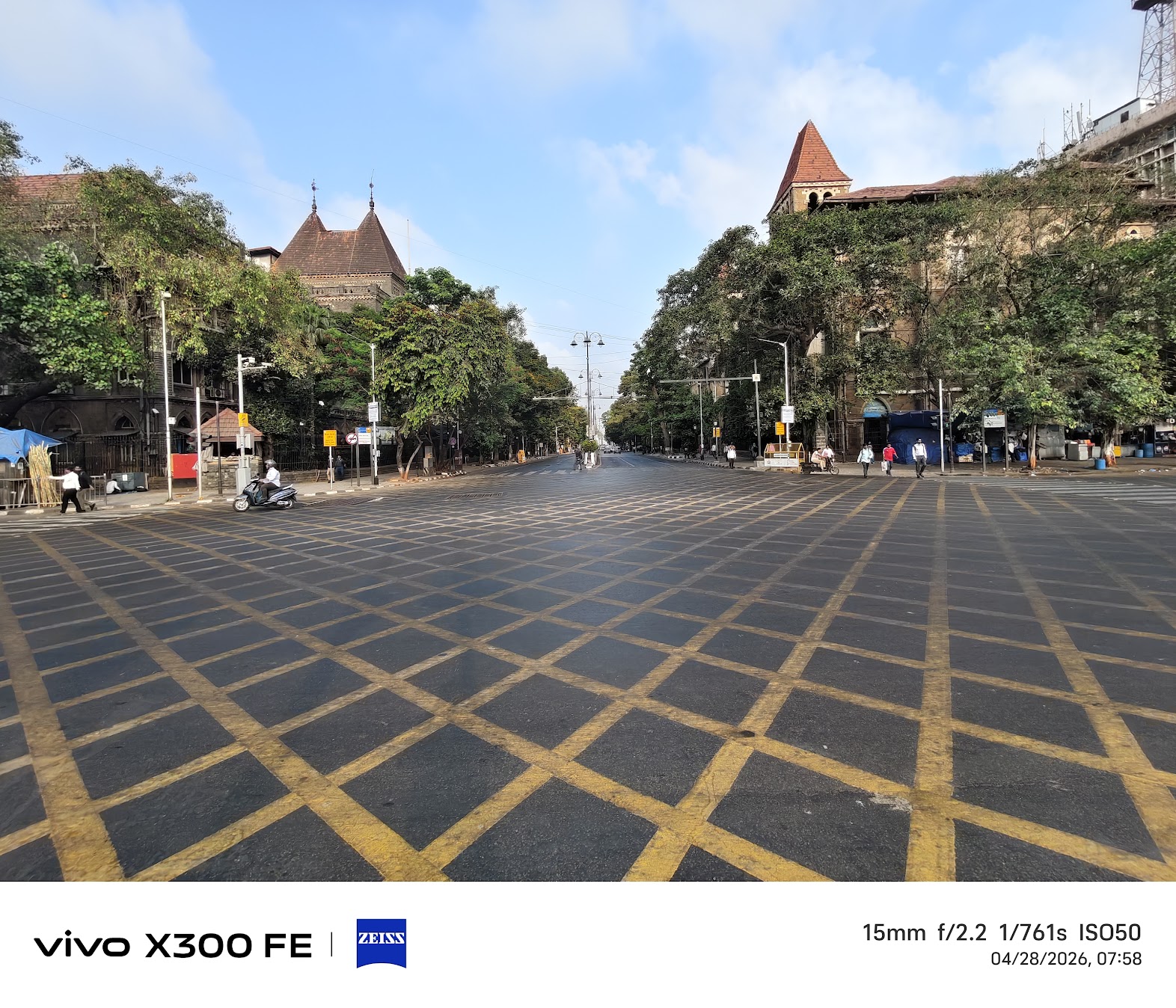 Vivo X300 FE ultra-wide