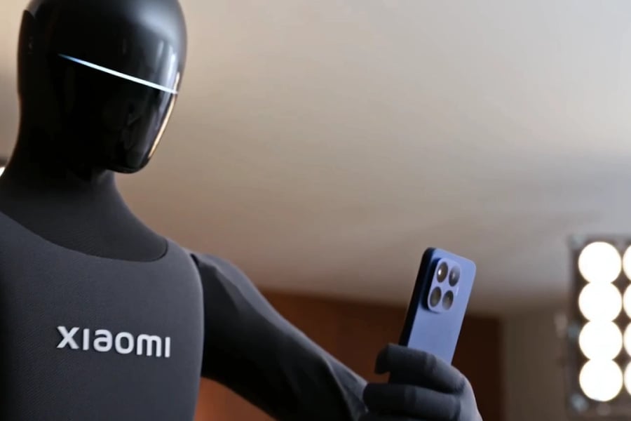 Xiaomi Humanoid robot with Xiaomi 17T Pro