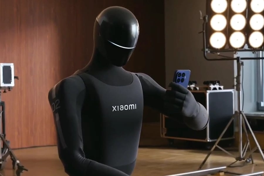 Xiaomi robot clicking pictures