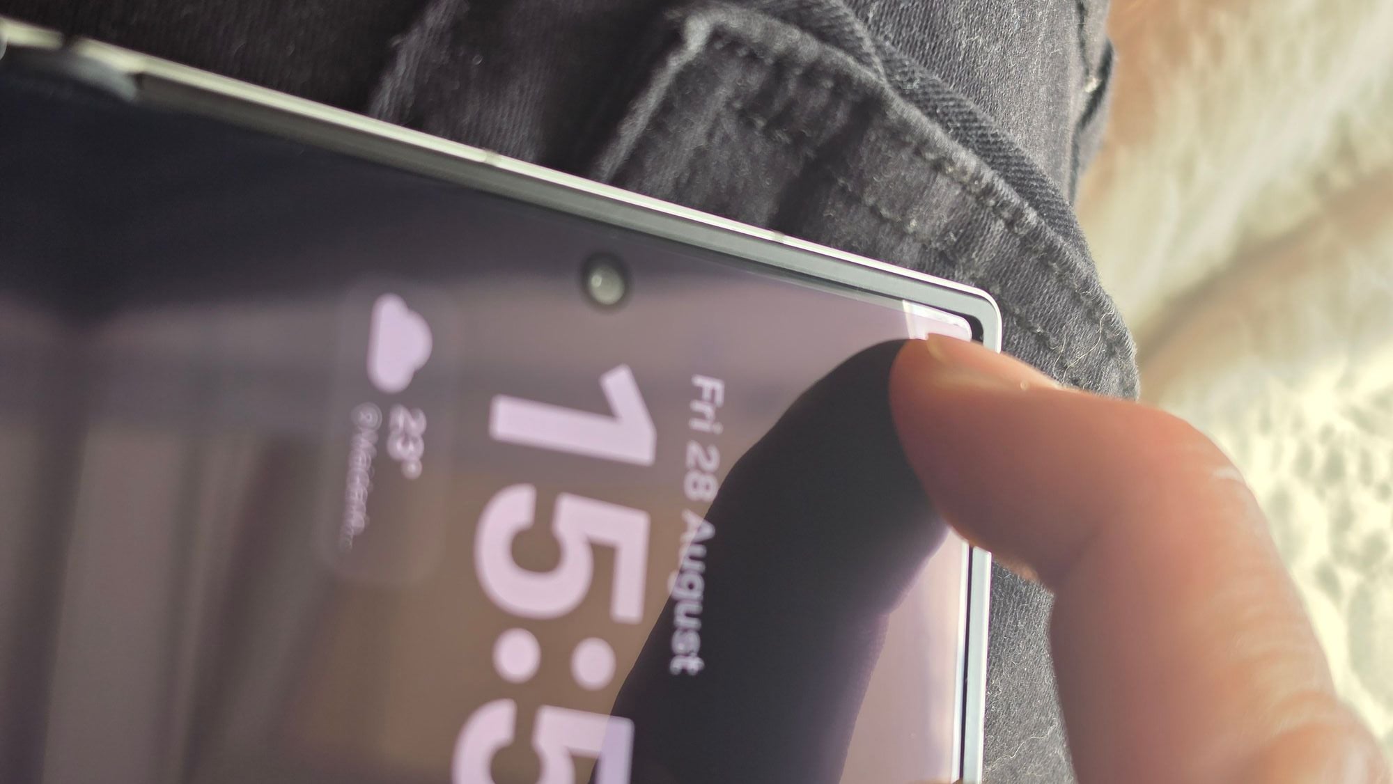 Galaxy Z Fold 8 owner shows corners of the inner display are flexing inward - Gizmochina