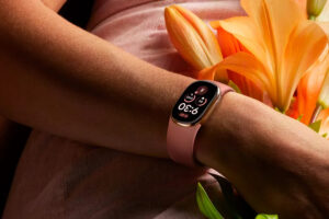 Google Fitbit Edge launches with a display, ECG, and up to seven days of battery life
