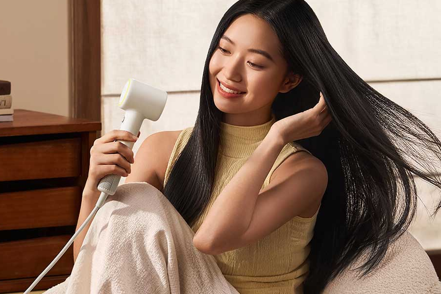 Mijia High Speed Hair Dryer Mini in Action